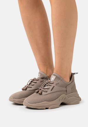 Bruine mesh sport schoenen met een gestructureerde overlay en elastische veters. Lichtgewicht zool met duidelijke groeven en een trekband aan de achterkant.
