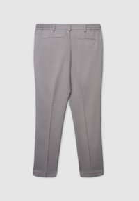 Hellgraue Hose mit elastischem Bund, zwei Gesäßtaschen, geraden Beinen und glatter Textur. Minimalistisches Design ohne Muster.