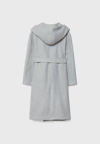 Abrigo de lana gris claro con capucha y cinturón en la cintura, mostrado desde atrás sobre un fondo claro y liso.