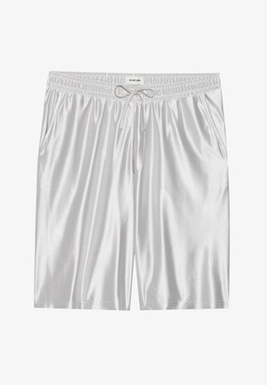 Pantaloni scurți din satin argintiu, cu talie elastică, șnur ajustabil și două buzunare laterale; textură netedă și design până la genunchi.