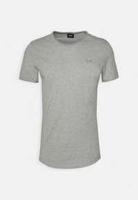 Pilkos medvilnės marškinėliai su trumpomis rankovėmis, apvali iškirptė ir mažas logo ant krūtinės. Minkšta tekstūra ir įprasto kirpimo dizainas.