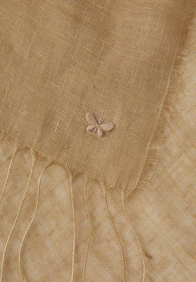Lysbrun linned scarf med frynset kanter og broderet sommerfugldetalje i en lysere tone, der har en tekstureret, vævet finish.