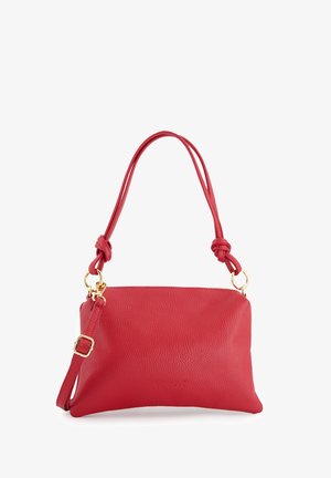 Rød læderhåndtaske med en tekstureret overflade, der har to snoede stropper og guldfarvede detaljer. Kompakt rektangulær form.