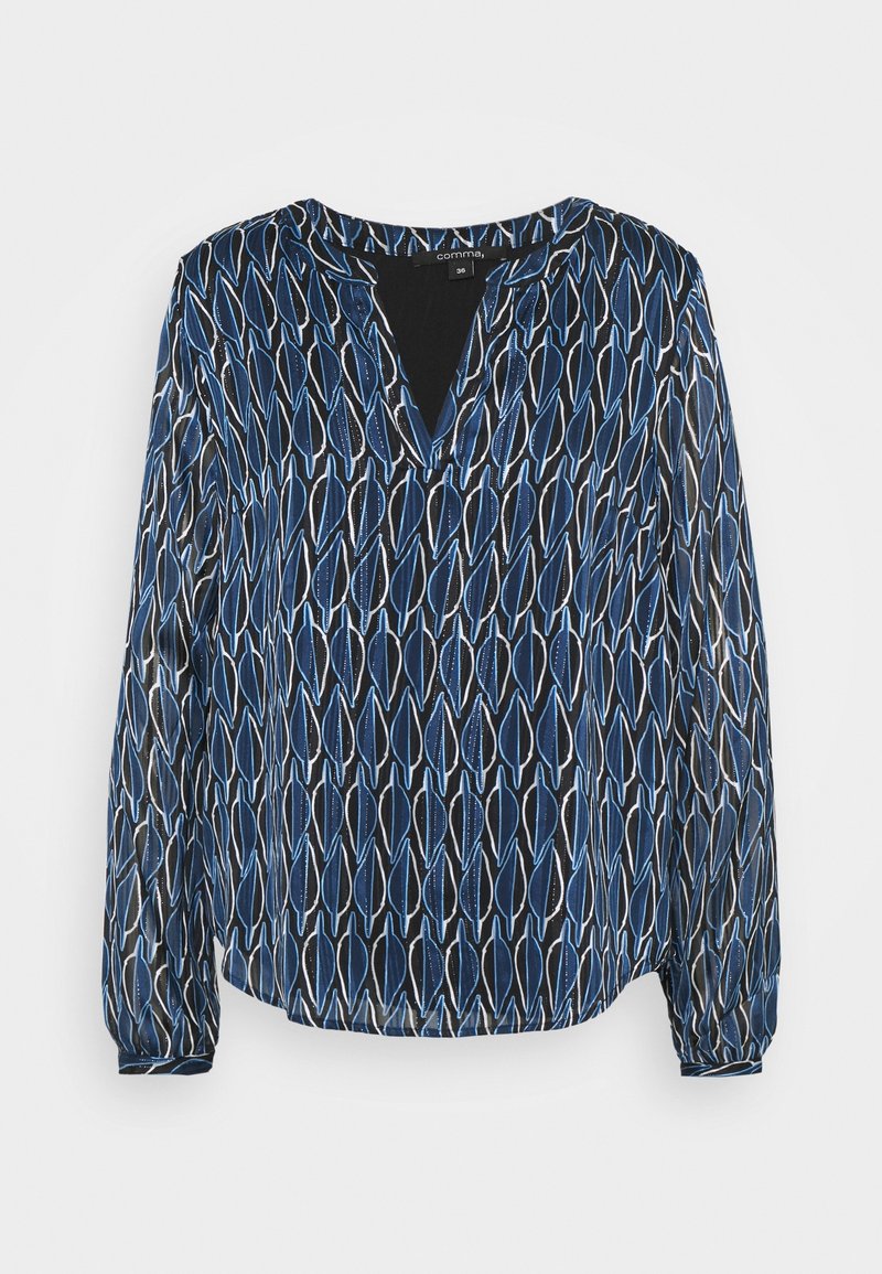 Blå mönstrad blus med V-ringning, långa ärmar och ett lätt, strukturerat tyg med ett upprepande bladliknande mönster.