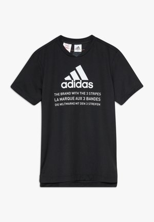 Camiseta de algodón negra con mangas cortas. Presenta el logo de Adidas en blanco y texto en varios idiomas en el frontal. Textura suave.