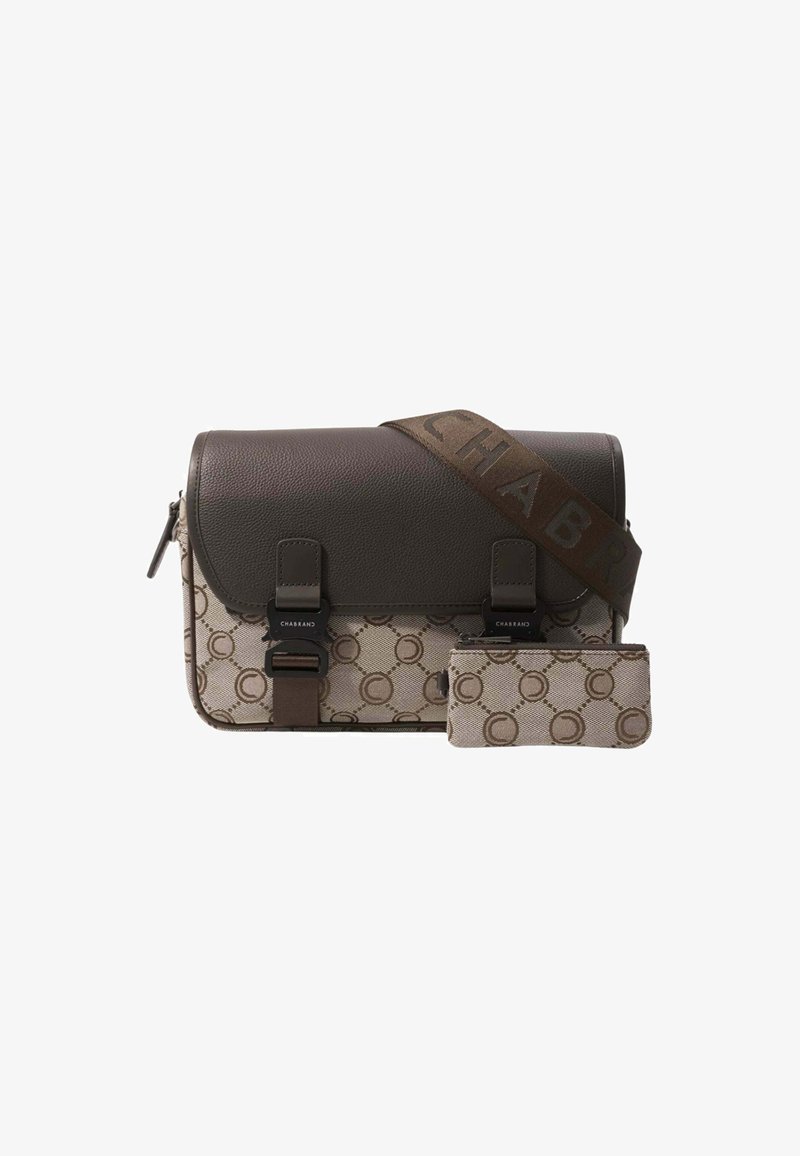 Sac en cuir marron avec motif logo sur tissu beige, doté de deux boucles, d'un porte-carte détachable et d'une bandoulière logo.