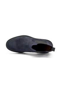 Chaussure slip-on en suede marine avec des panneaux élastiques sur les côtés et un bout rond lisse. Dispose d'une semelle extérieure texturée et d'un petit onglet à l'arrière pour un enfilage facile.