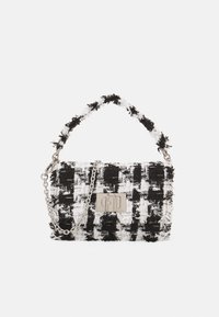 Černobílá vzorovaná kabelka z tvidu s roztřepenou texturou, řetízkovým popruhem a kovovou značkovou plaketou na přední straně.