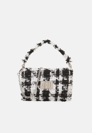 Zwart-wit geblokte tweedhandtas met een rafelige textuur, kettingriem en metalen logoplaatje aan de voorkant.