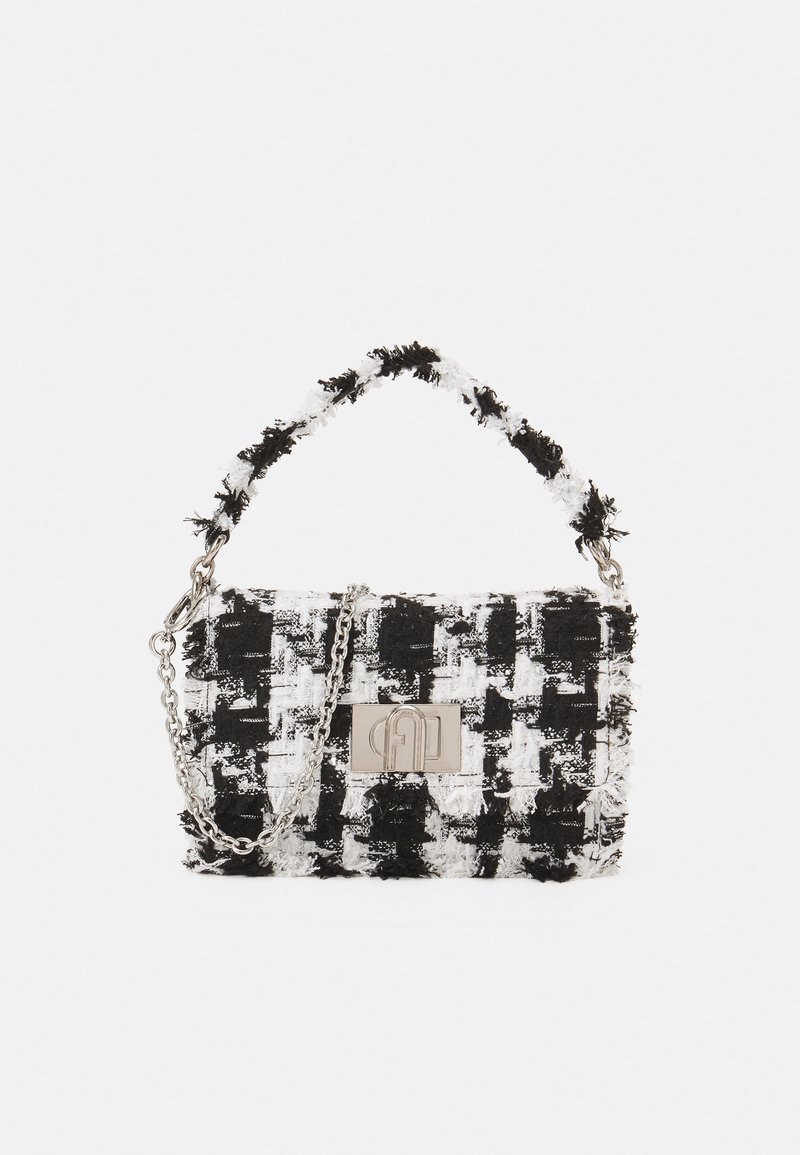 Černobílá vzorovaná kabelka z tvidu s roztřepenou texturou, řetízkovým popruhem a kovovou značkovou plaketou na přední straně.