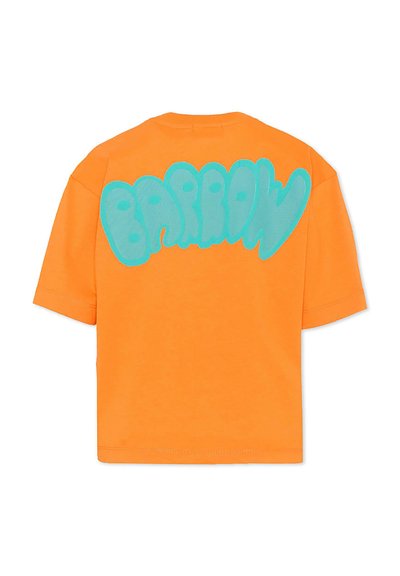 Chemise orange à manches courtes avec un grand texte turquoise bulle "BARROW" sur le haut du dos.