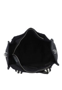 Svart canvas-handväska med dragkedja, har en ostrukturerad form. Insidan är fodrad med svart tyg med en läderdetalj och metallhårdvara.