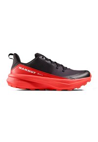 Scarpe da corsa nere e rosse con una tomaia in tessuto testurizzato, suola in gomma a contrasto e soletta ammortizzata. Presenta un logo sul lato.