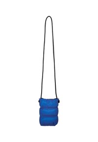 Borsa crossbody blu trapuntata con una texture morbida, dotata di una lunga tracolla nera e dettagli di chiusura arricciati. Design compatto con accentuazioni minime.