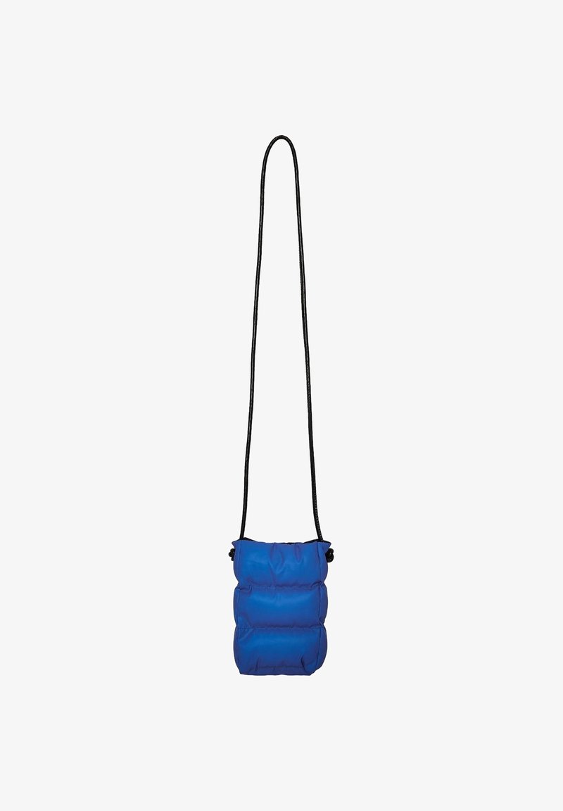 Borsa crossbody blu trapuntata con una texture morbida, dotata di una lunga tracolla nera e dettagli di chiusura arricciati. Design compatto con accentuazioni minime.