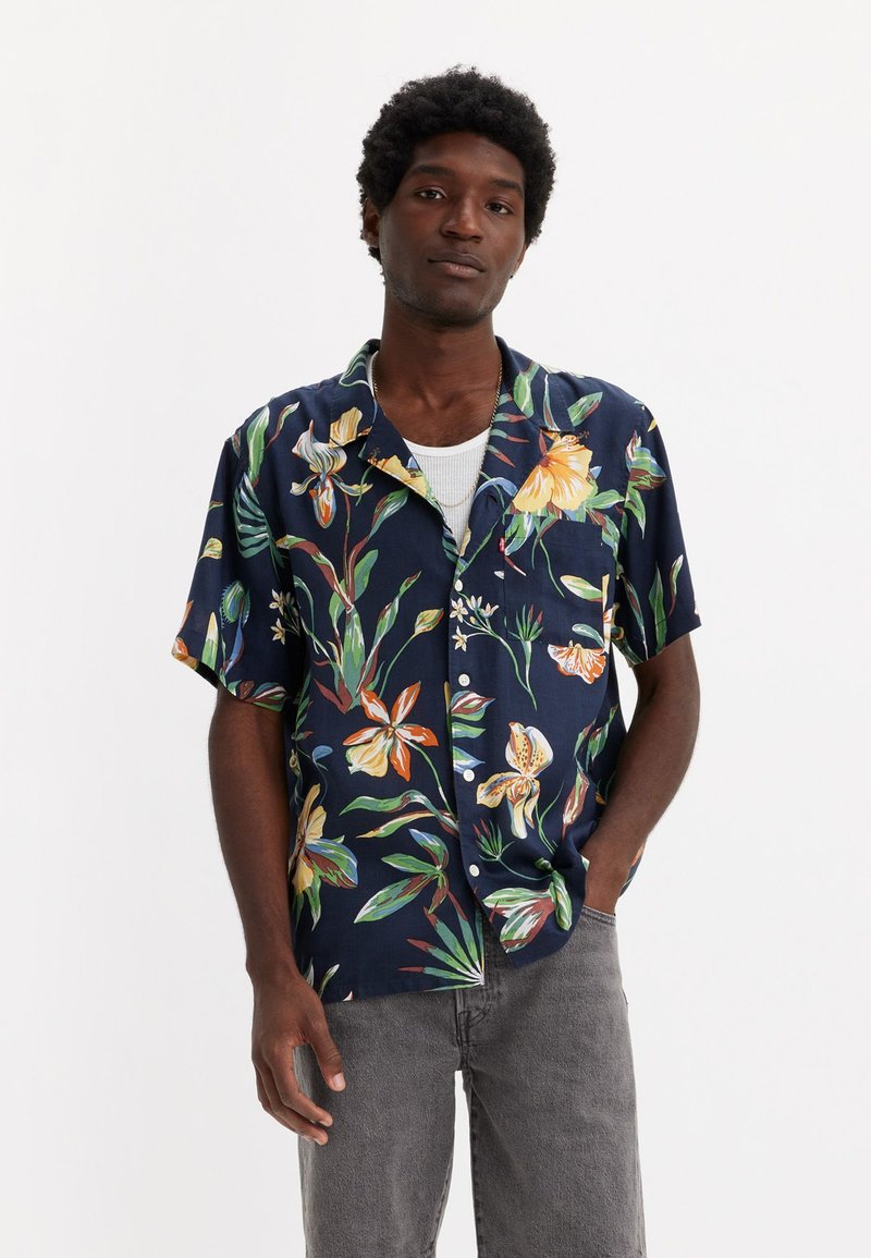 Kurzärmeliges, marineblaues Blumenhemd mit gelben und orangefarbenen Blumen sowie grünen Blättern, aus leichtem Stoff mit lockerer Passform und Knopfverschluss.