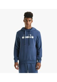 Felpa con cappuccio blu navy, dotata di tasca a marsupio, con stampa del logo bianco e cordini. Tessuto liscio e polsini a costine.