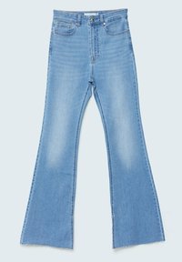 Lichtblauwe uitlopende jeans van denim. Bevat vijf zakken, een knoopsluiting en een onafgewerkte zoom aan de onderkant van de pijpen.