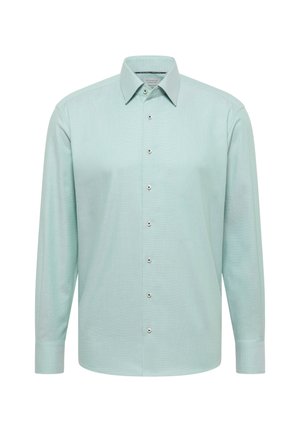 Hellgrünes Hemd mit langen Ärmeln, Knopfleiste, spitzem Kragen und dezentem, strukturiertem Muster, präsentiert vor weißem Hintergrund.