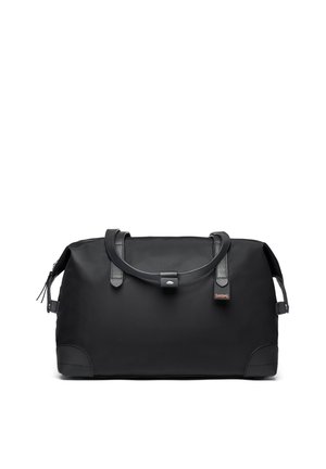 Sac de voyage rectangulaire noir avec poignées en cuir, poches latérales zippées et petite étiquette logo orange sur le devant.