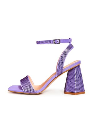 Sandale mov cu toc înalt, curea la gleznă, vârf pătrat, toc gros lat și împodobite cu strasuri pe curele și pe toc.