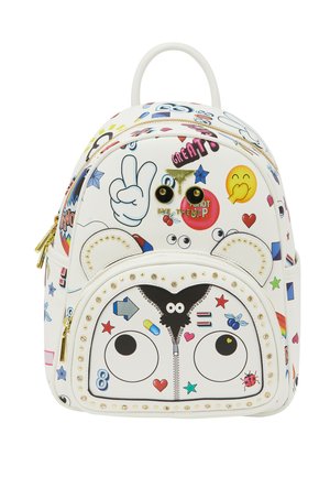 Zaino bianco con occhi colorati da cartone animato, simbolo della pace, stelle, cuori e design di emoji, con borchie e cerniere dorate.