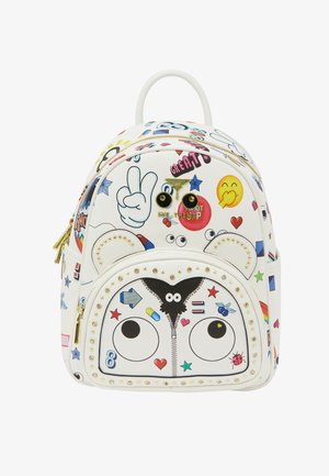 Zaino bianco con occhi colorati da cartone animato, simbolo della pace, stelle, cuori e design di emoji, con borchie e cerniere dorate.