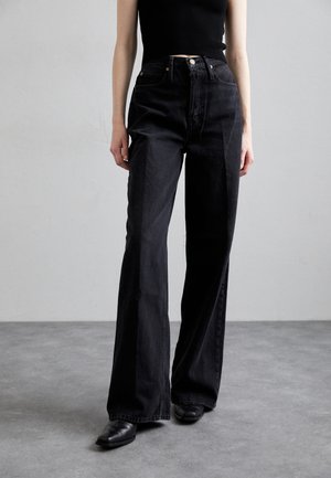 Sorte viddejeans i denim med høy midje, med gullhardware og en klassisk fem-lommers design.