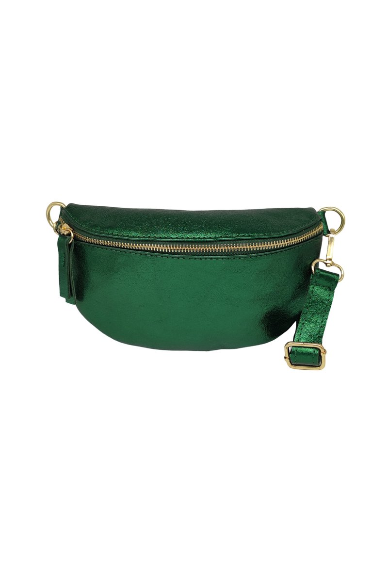 Sac ceinture en cuir métallique vert avec une forme courbée, fermeture éclair dorée et bandoulière réglable. Texture lisse, taille compacte et design minimaliste.