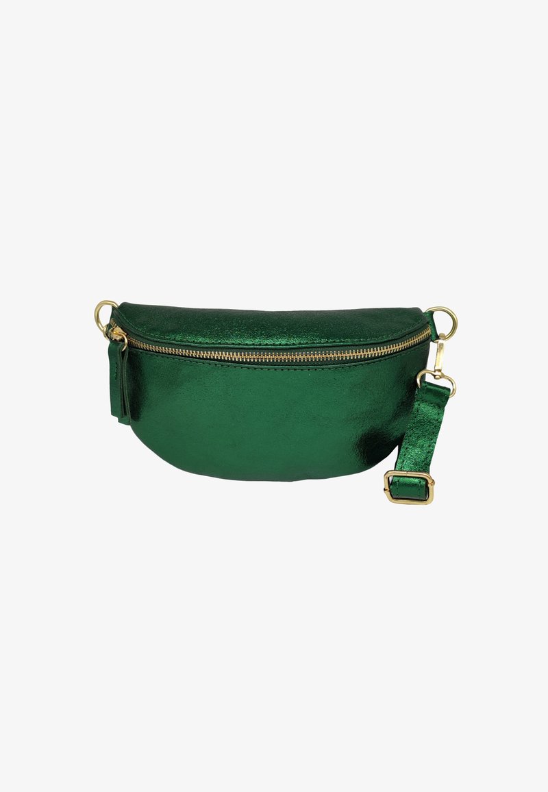 Sac ceinture en cuir métallique vert avec une forme courbée, fermeture éclair dorée et bandoulière réglable. Texture lisse, taille compacte et design minimaliste.