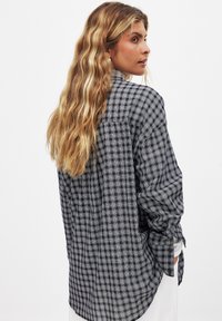 NA-KD Blúzka so zapínaním na gombíky - dark grey check