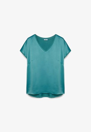 Teal satijnen top met een V-hals, korte mouwen en een licht afgeronde zoom. De stof heeft een gladde textuur en een subtiele glans.