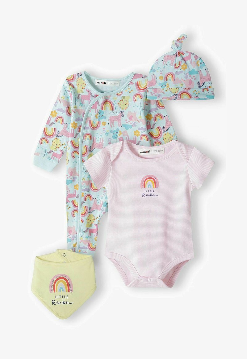 Set aus drei Babybekleidungsstücken: ein gemustertes pastellfarbenes Overall, ein hellrosa Body und ein gelbes Bandana-Lätzchen mit Regenbogenmotiv.