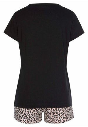 Schwarzes T-Shirt mit kurzen Ärmeln und rundem Halsausschnitt, kombiniert mit pinkfarbenen Shorts im Leopardenmuster. Weicher Stoff mit lockerer Passform, geeignet für Freizeitkleidung.