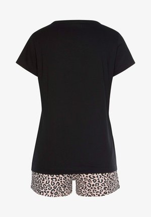 Schwarzes T-Shirt mit kurzen Ärmeln und rundem Halsausschnitt, kombiniert mit pinkfarbenen Shorts im Leopardenmuster. Weicher Stoff mit lockerer Passform, geeignet für Freizeitkleidung.