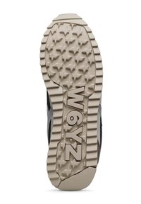 La suola della scarpa presenta un design testurizzato con motivi a forma di stella in beige chiaro e marrone, e l'incisione "WYZ 9" per il branding.