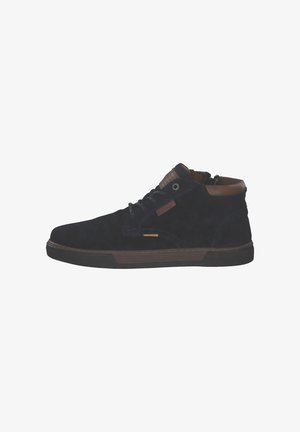 Sneaker alta in pelle scamosciata nera con dettagli in pelle marrone, superficie texturizzata, design con lacci e suola in gomma a contrasto.