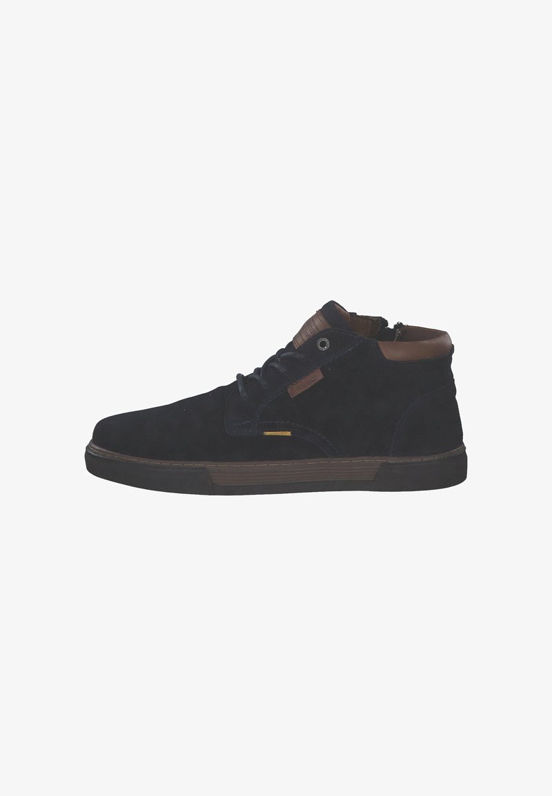 Czarne zamszowe sneakersy typu high-top z brązowymi skórzanymi akcentami, teksturowana powierzchnia, sznurowany design i kontrastowa gumowa podeszwa.