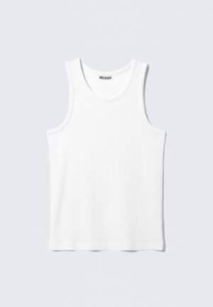 Weißes Baumwoll-Tanktop mit rundem Ausschnitt, breiten Trägern und einer glatten, weichen Textur. Markenlabel "WEEKDAY" am Ausschnitt.