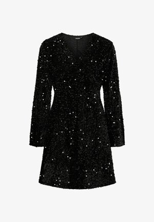 Melna spīdīga kleita ar V-veida kakla izgriezumu, garām piedurknēm un brīvu piegriezumu. Tajā ir daudz atstarotātu spīguļu, kas piešķir tekstūru un mirdzumu.