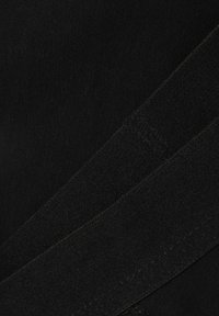 Tissu noir avec une texture lisse, présentant des sections qui se chevauchent et un subtil éclat. Les coutures sont visibles le long des bords.