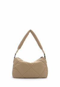 Sac à épaule beige matelassé avec une forme arrondie, une anse rembourrée et des accents en métal argenté. Dispose de fermetures éclair à chaque extrémité.