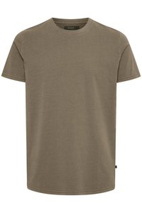 Tričko s krátkým rukávem v tlumené hnědé barvě, vyrobené z měkké bavlny, s kulatým výstřihem a rovnou spodní části. Minimalistický design, bez vzorů.