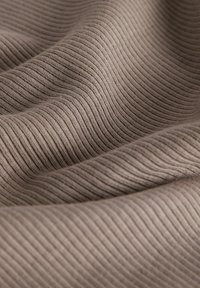 Brązowa materiałowa tkanina z miękką teksturą, z ukośnymi fałdami i regularnymi, cienkimi pionowymi paskami na całej powierzchni.