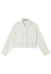 Světlobéžová zkrácená bunda s špičatým límcem, dvěma předními kapsami na klopa a nenápadným brandingem Calvin Klein Jeans. Hladká textilie.