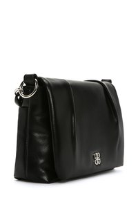 Borsa a spalla in pelle nera con texture liscia, design piegato, accessori in argento e logo in evidenza sulla parte anteriore.
