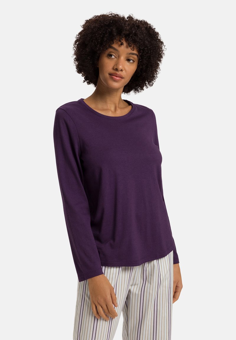 Langsleeve, ronde hals top van diep paarse stof, met een ontspannen fit en een soepele textuur, gecombineerd met gestreepte pyjamabroek.