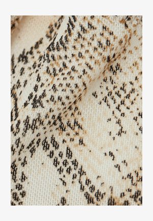 Tissu imprimé serpent avec un fond beige texturé parsemé de taches noires et brunes, créant un motif ressemblant à la peau de reptile.