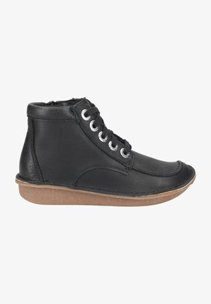 Schwarze Leder-Ankle-Boots mit Ösen und Schnürsenkeln, abgerundeter Zehenpartie, gepolstertem Kragen und einer hellbraunen strukturierten Gummisohle.