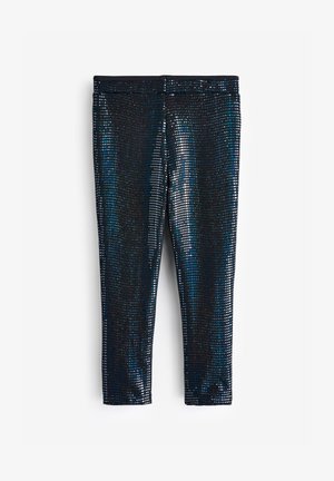 Schwarze Leggings, die mit kleinen glänzenden blauen und silbernen quadratischen Pailletten bedeckt sind, flach ausgelegt mit sichtbarem Bund vor weißem Hintergrund.